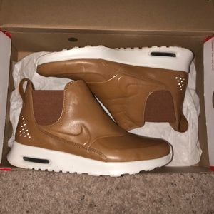 Women’s Nike AirMax Thea mid boots